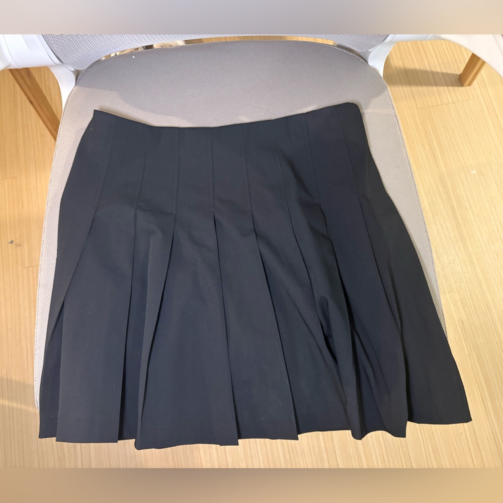 H&M Black Pleated Skirt Size 6